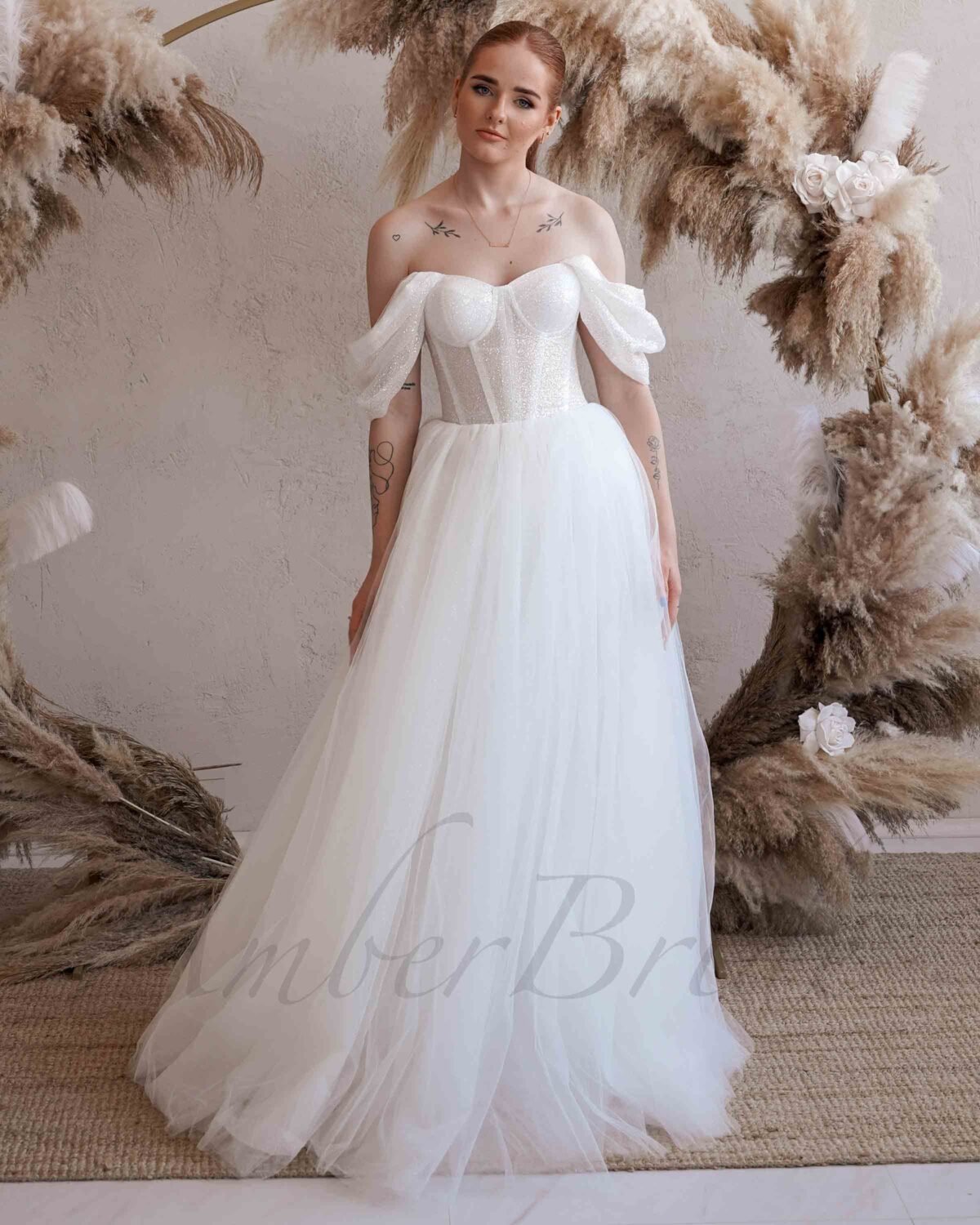 Blizgi tulio vestuvinė suknelė su atvirais pečiais ir korsetu