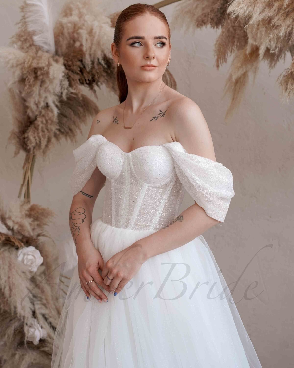 Blizgi tulio vestuvinė suknelė su atvirais pečiais ir korsetu - Image 3