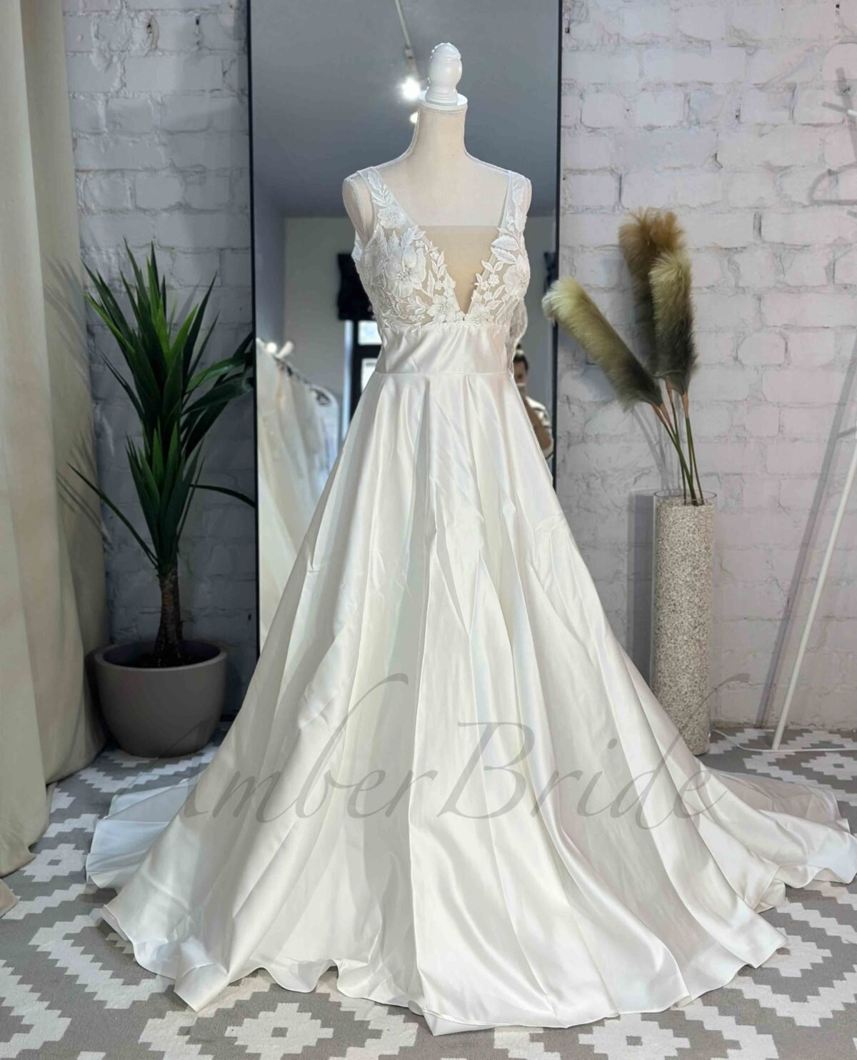 Romantiško stiliaus gėlėta suknelė su satino sijonu ir atvira nugara - Image 4