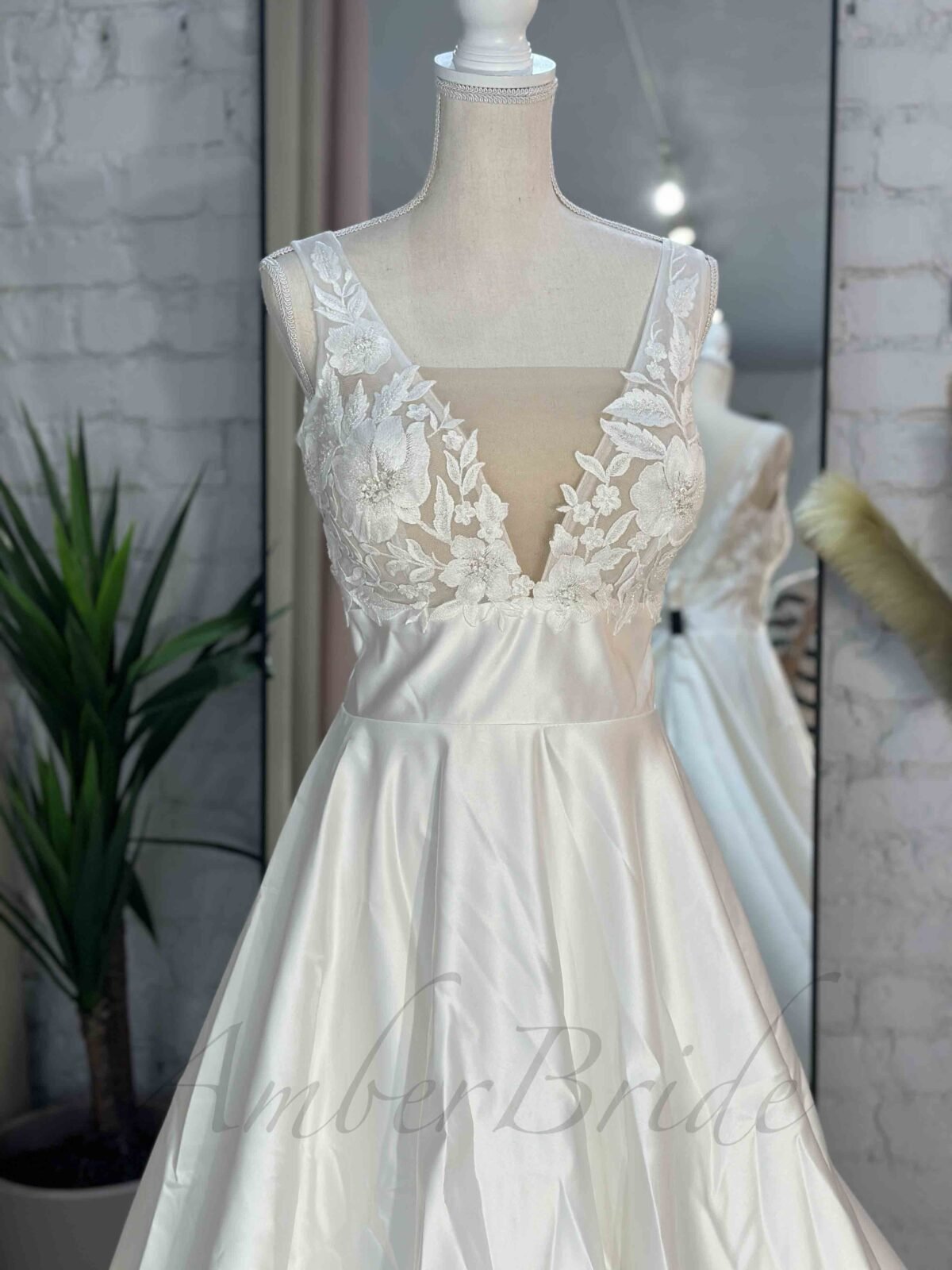 Romantiško stiliaus gėlėta suknelė su satino sijonu ir atvira nugara - Image 3