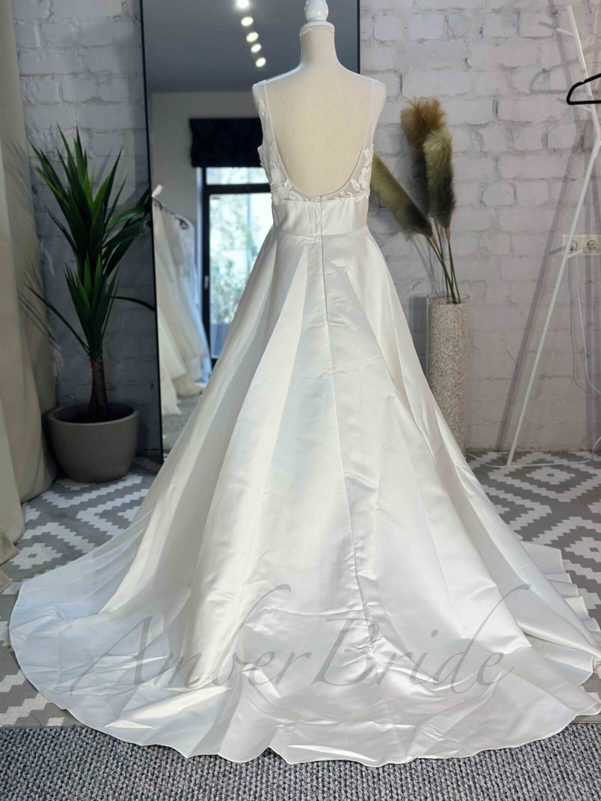 Romantiško stiliaus gėlėta suknelė su satino sijonu ir atvira nugara - Image 2