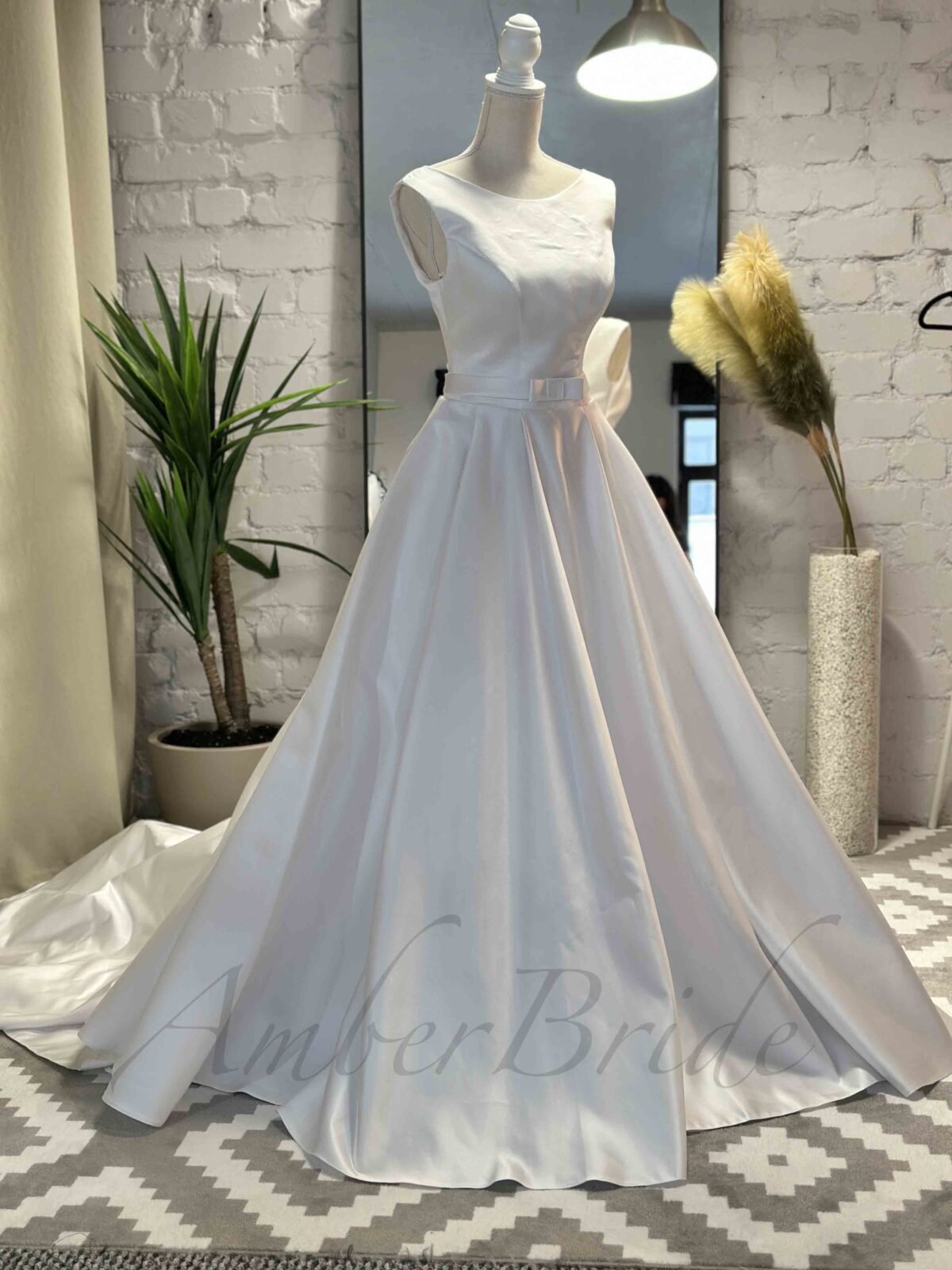 Minimalistinė satino vestuvinė suknelė su ilgu šleifu - Image 2