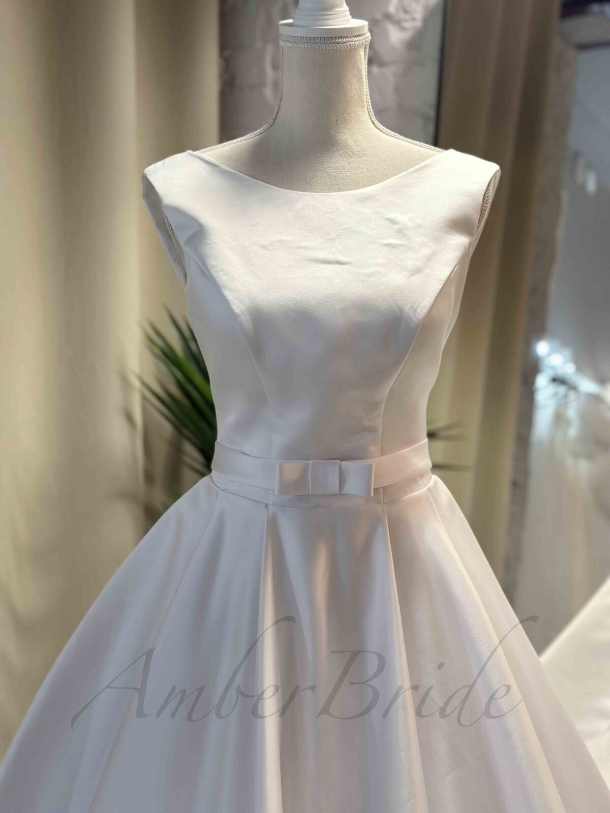 Minimalistinė satino vestuvinė suknelė su ilgu šleifu - Image 4