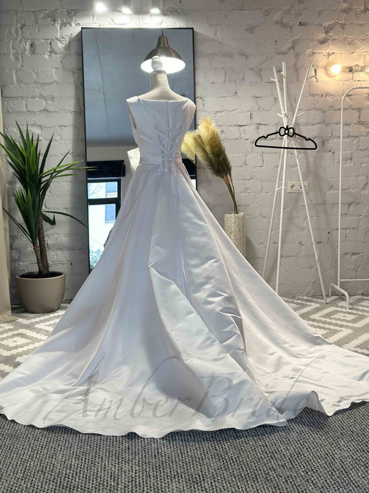 Minimalistinė satino vestuvinė suknelė su ilgu šleifu - Image 3