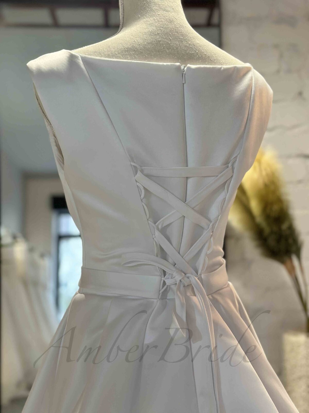 Minimalistinė satino vestuvinė suknelė su ilgu šleifu - Image 5