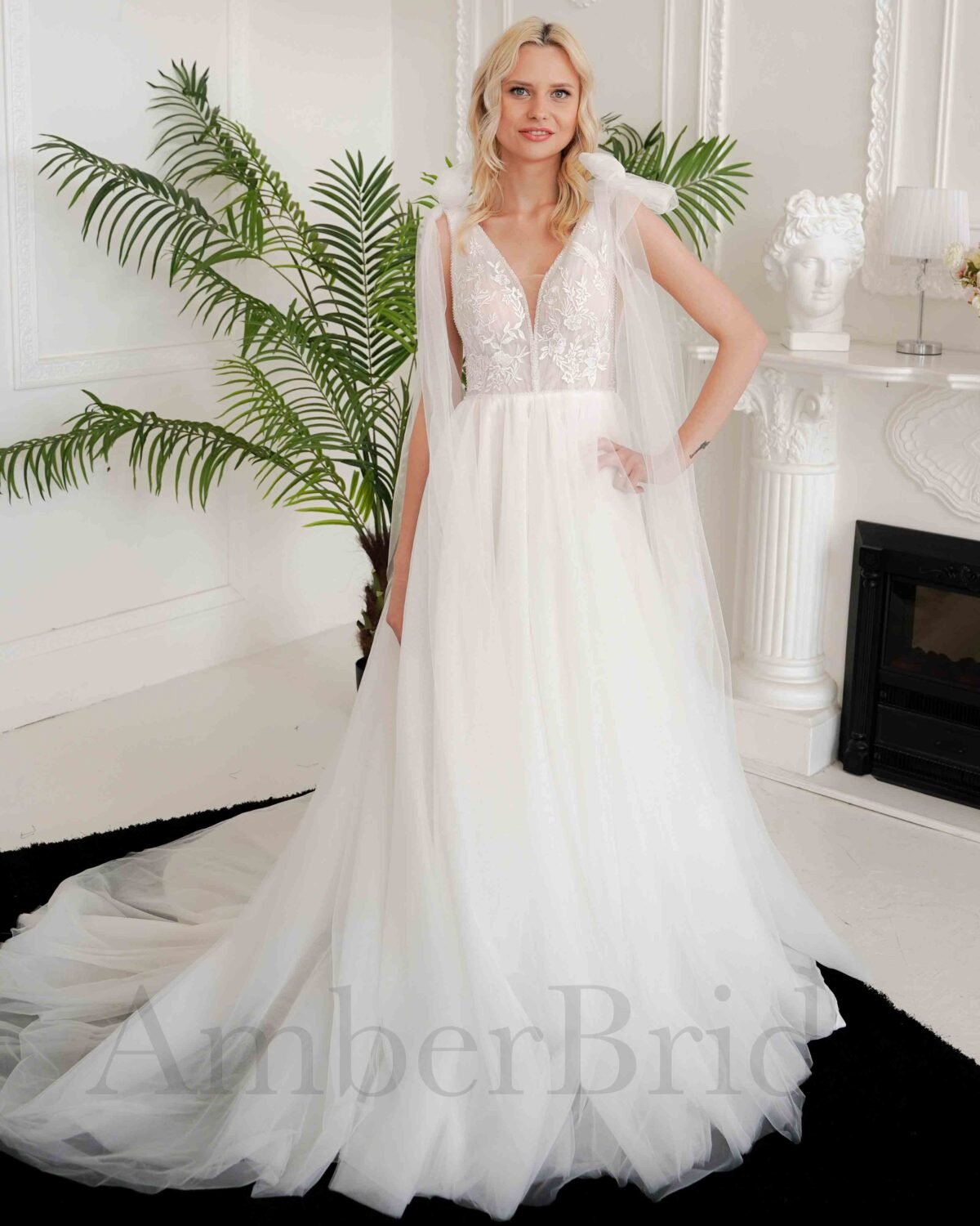 Romantiška gėlėta tulio suknelė su atvira nugata