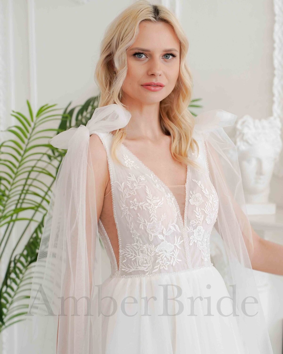 Romantiška gėlėta tulio suknelė su atvira nugata - Image 2