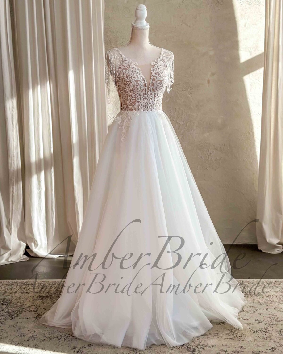 Bohemiška vestuvinė suknelė su tulio sijonu ir karoliukų kutais