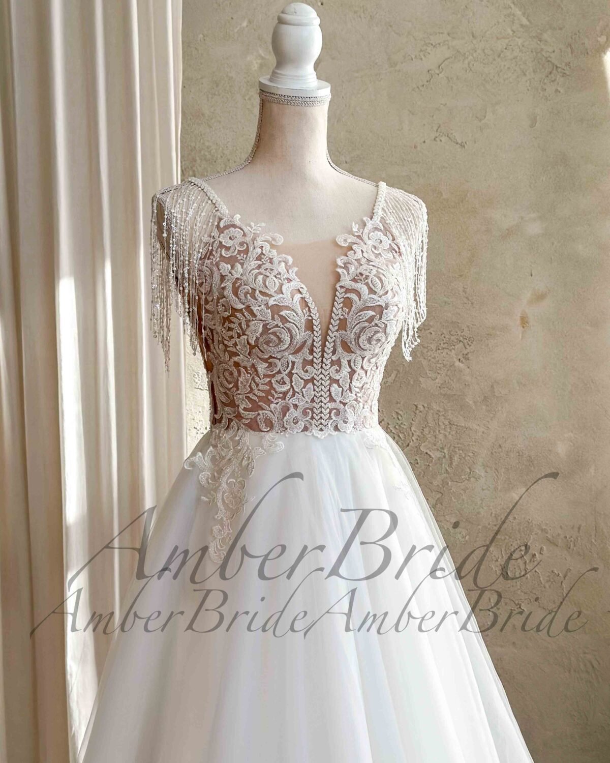 Bohemiška vestuvinė suknelė su tulio sijonu ir karoliukų kutais - Image 3