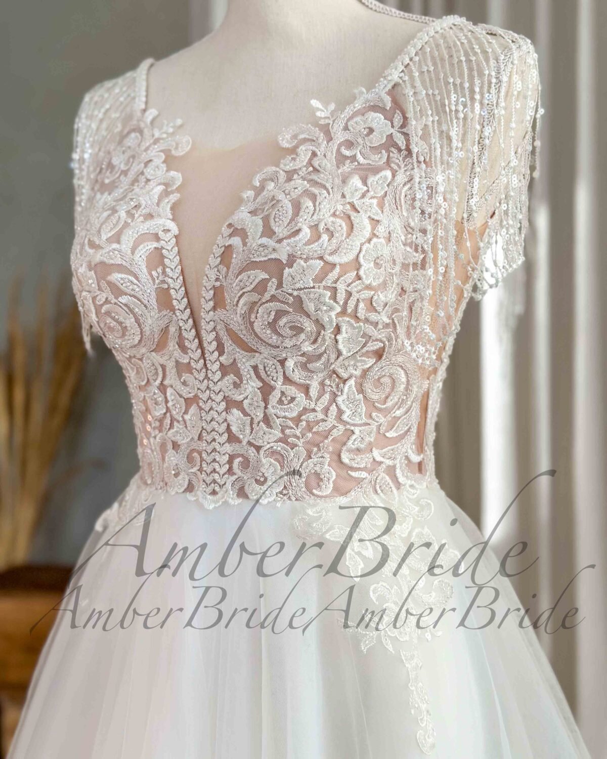 Bohemiška vestuvinė suknelė su tulio sijonu ir karoliukų kutais - Image 4