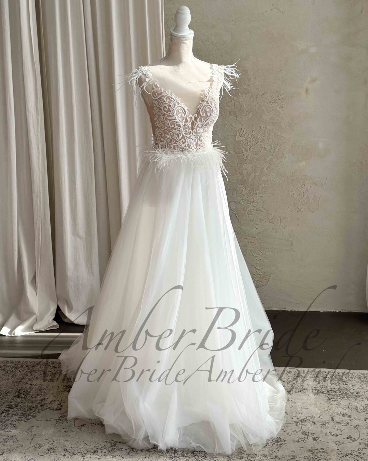 Bohemiška vestuvinė suknelė su tulio sijonu ir kutais - Image 2