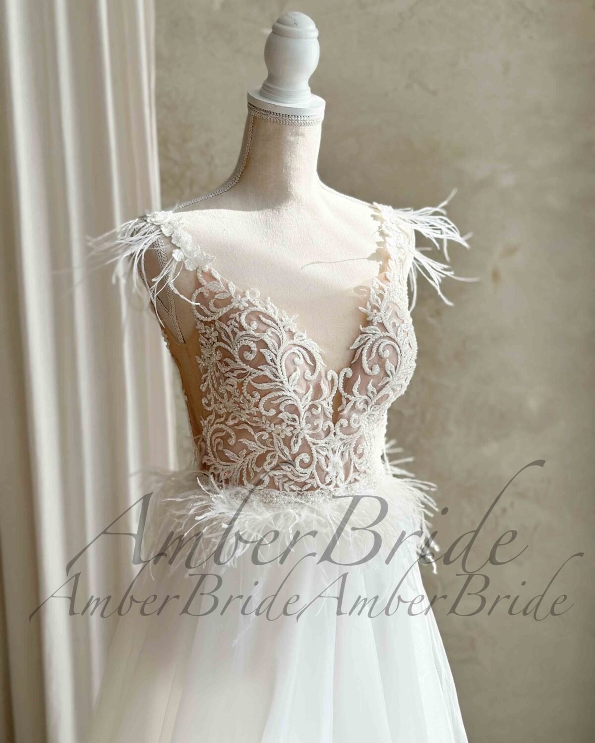 Bohemiška vestuvinė suknelė su tulio sijonu ir kutais - Image 4