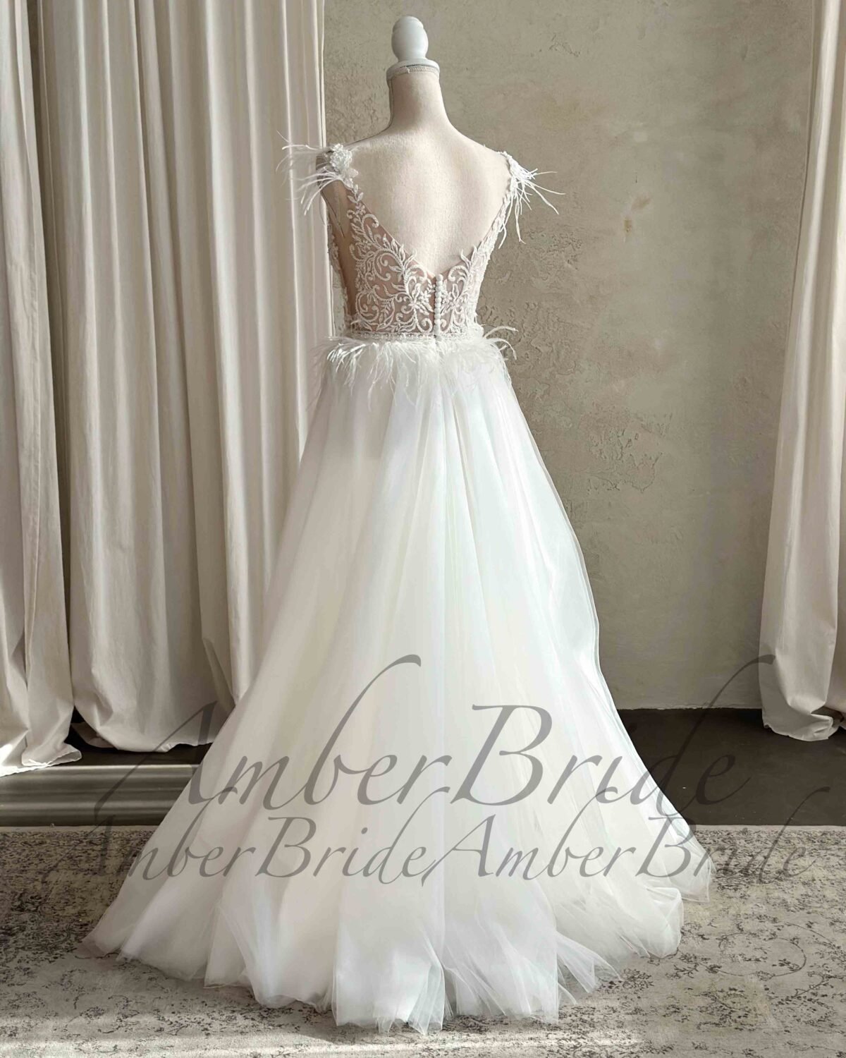 Bohemiška vestuvinė suknelė su tulio sijonu ir kutais - Image 3