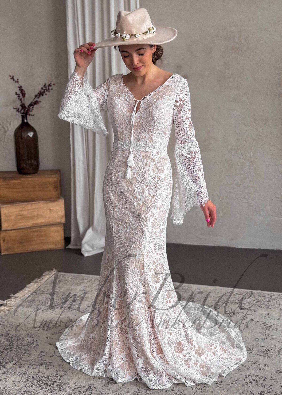 Bohemiška undinės formos vestuvinė suknelė su ilgomis rankovėmis