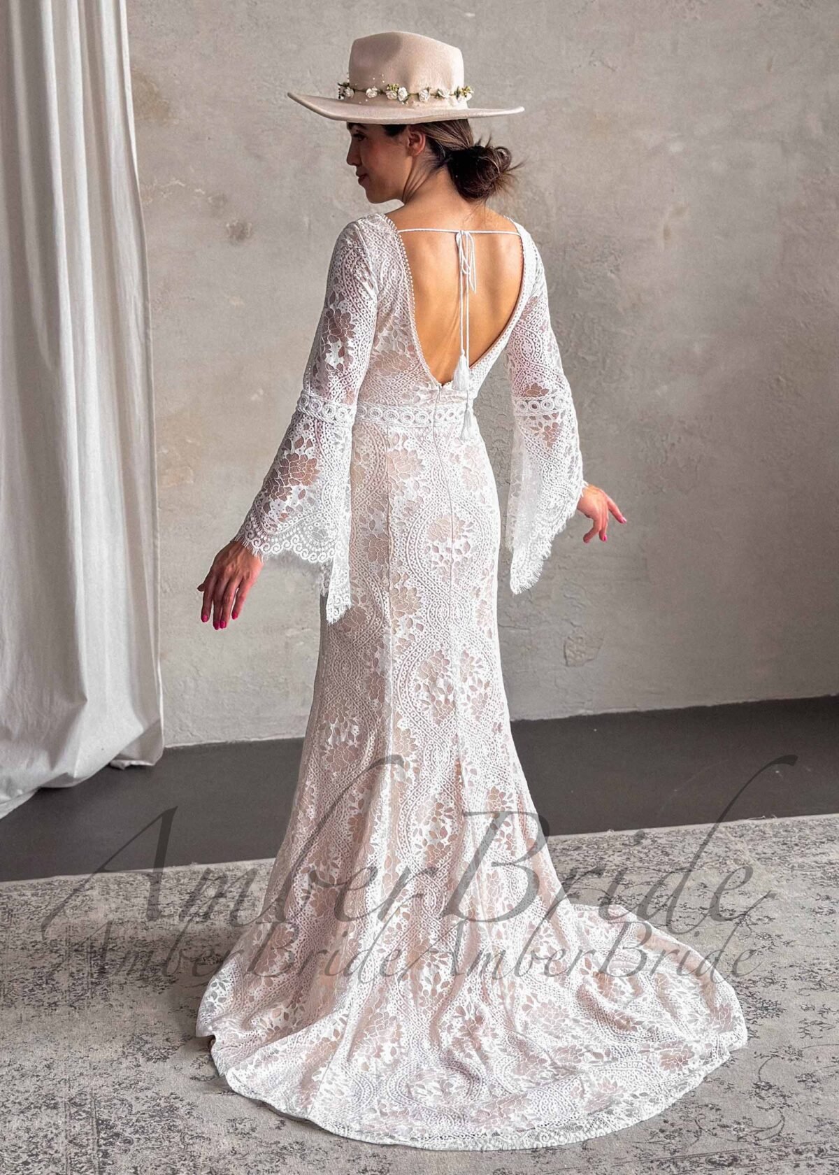 Bohemiška undinės formos vestuvinė suknelė su ilgomis rankovėmis - Image 2