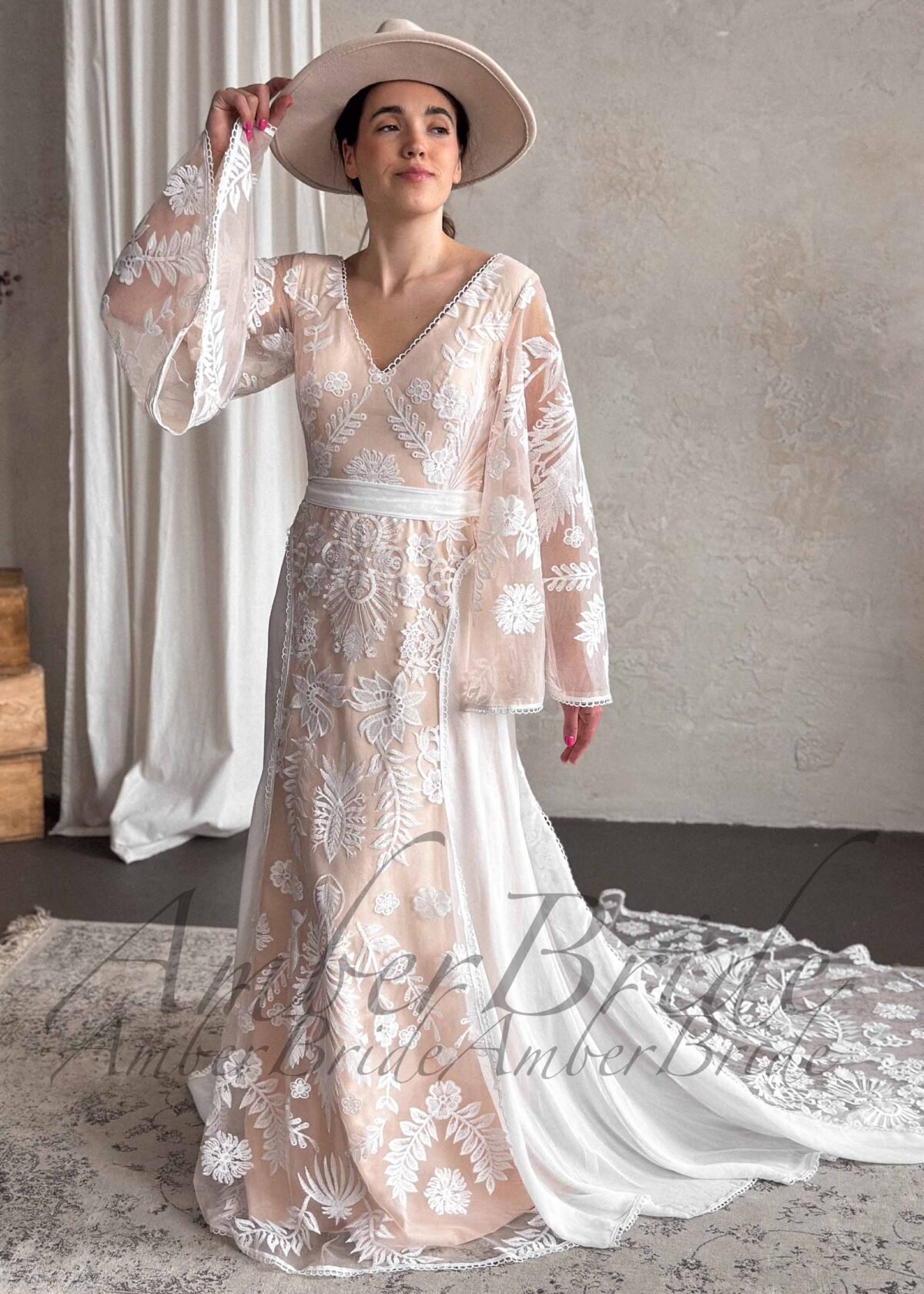 Boho stiliaus vestuvinė suknelė su ilgomis plačiomis rankovėmis