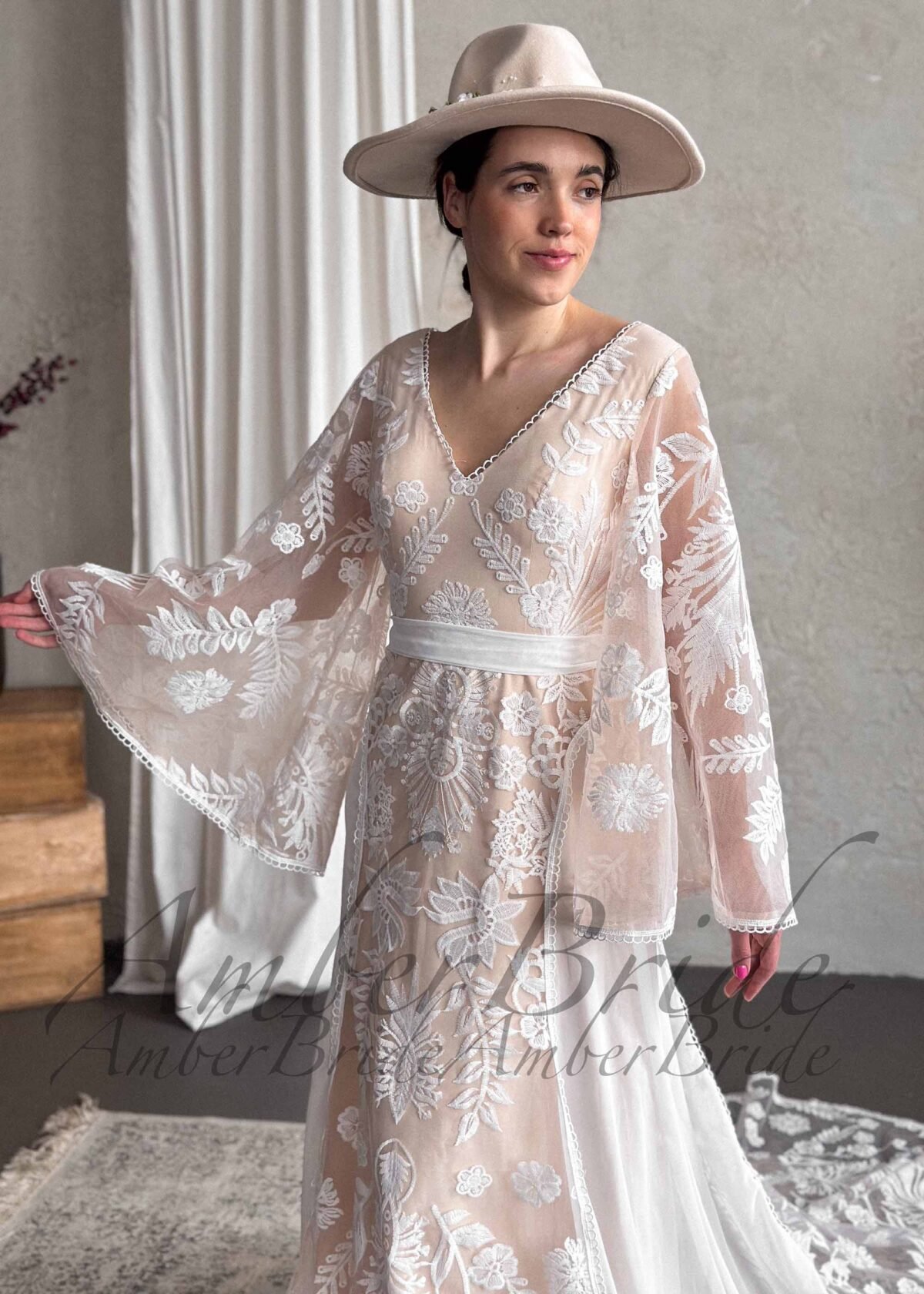 Boho stiliaus vestuvinė suknelė su ilgomis plačiomis rankovėmis - Image 3