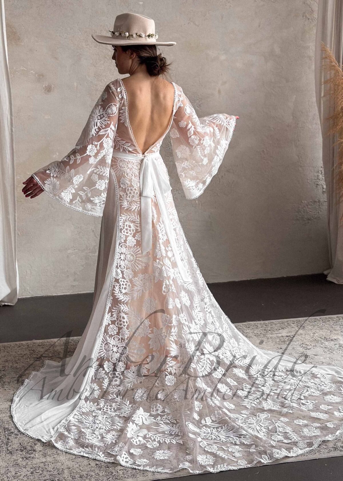 Boho stiliaus vestuvinė suknelė su ilgomis plačiomis rankovėmis - Image 2