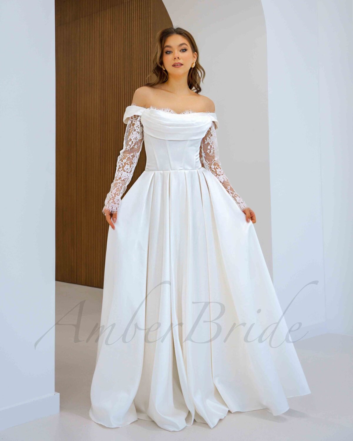 Modernaus dizaino satino vestuvinė suknelė su ilgomis nėriniuotomis rankovėmis