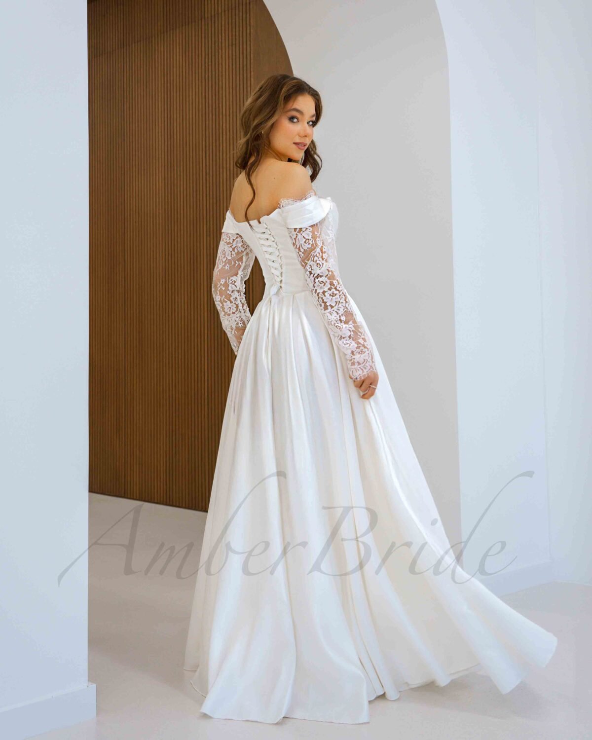 Modernaus dizaino satino vestuvinė suknelė su ilgomis nėriniuotomis rankovėmis - Image 2