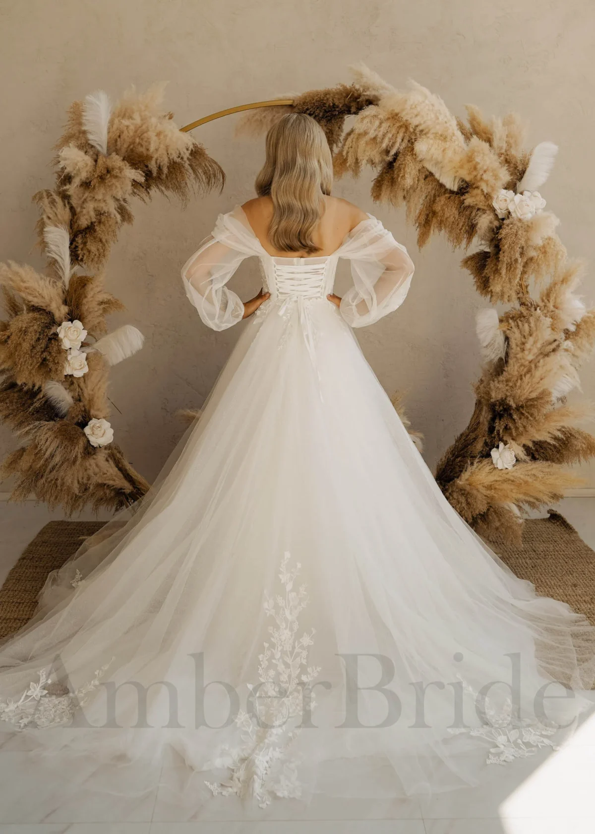 Romantiška tulio vestuvinė suknelė su atvirais pečiais ir ilgomis plačiomis rankovėmis - Image 2