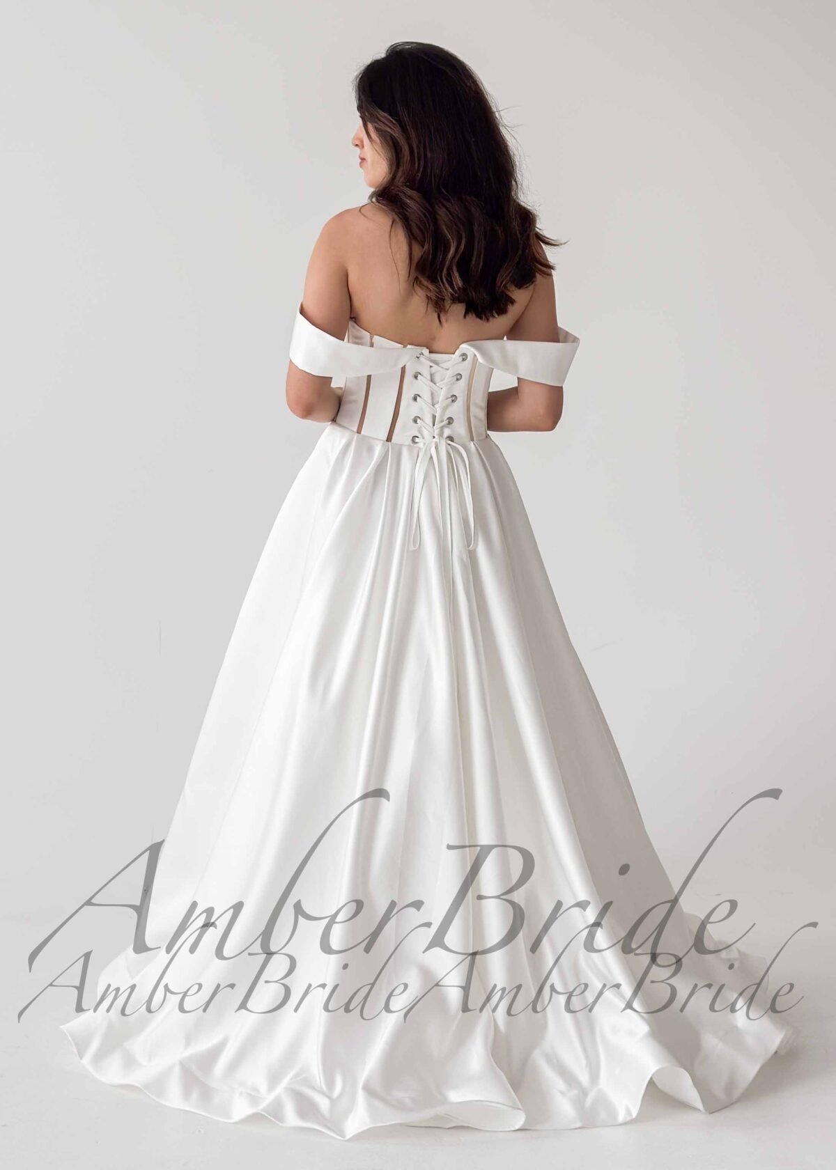 Klasikinė satino vestuvinė suknelė su atvirais pečiais ir korsetu - Image 2