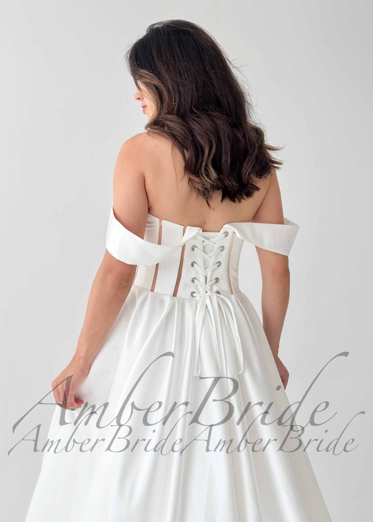 Klasikinė satino vestuvinė suknelė su atvirais pečiais ir korsetu - Image 4