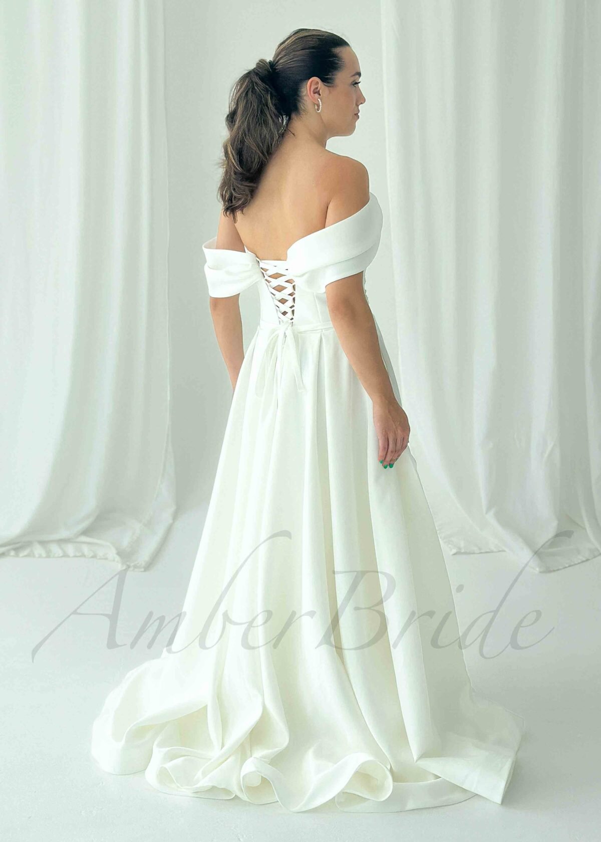 Klasikininė satino vestuvinė suknelė atvirais pečiais su gėlių elementais - Image 2