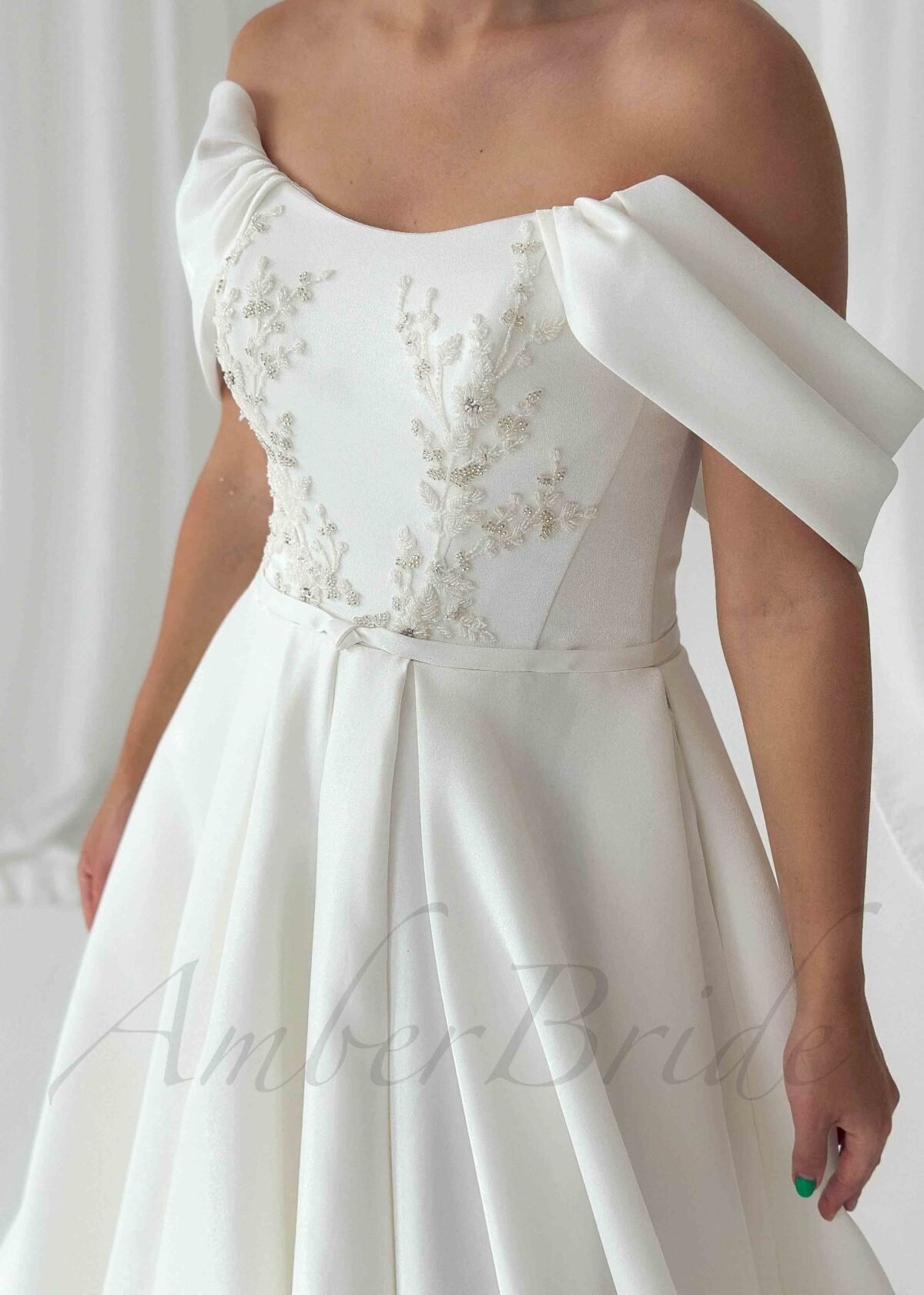 Klasikininė satino vestuvinė suknelė atvirais pečiais su gėlių elementais - Image 3