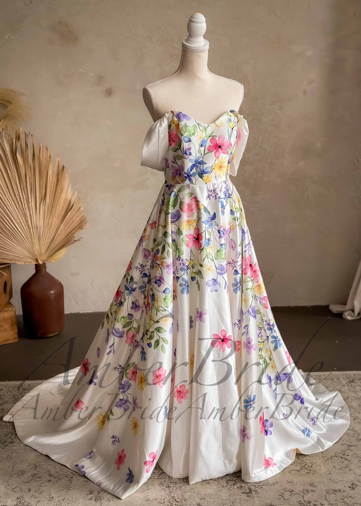 Romantiška vestuvinė suknelė su spalvotomis gėlėmis ir nusegamomis petnešėlėmis - Image 6