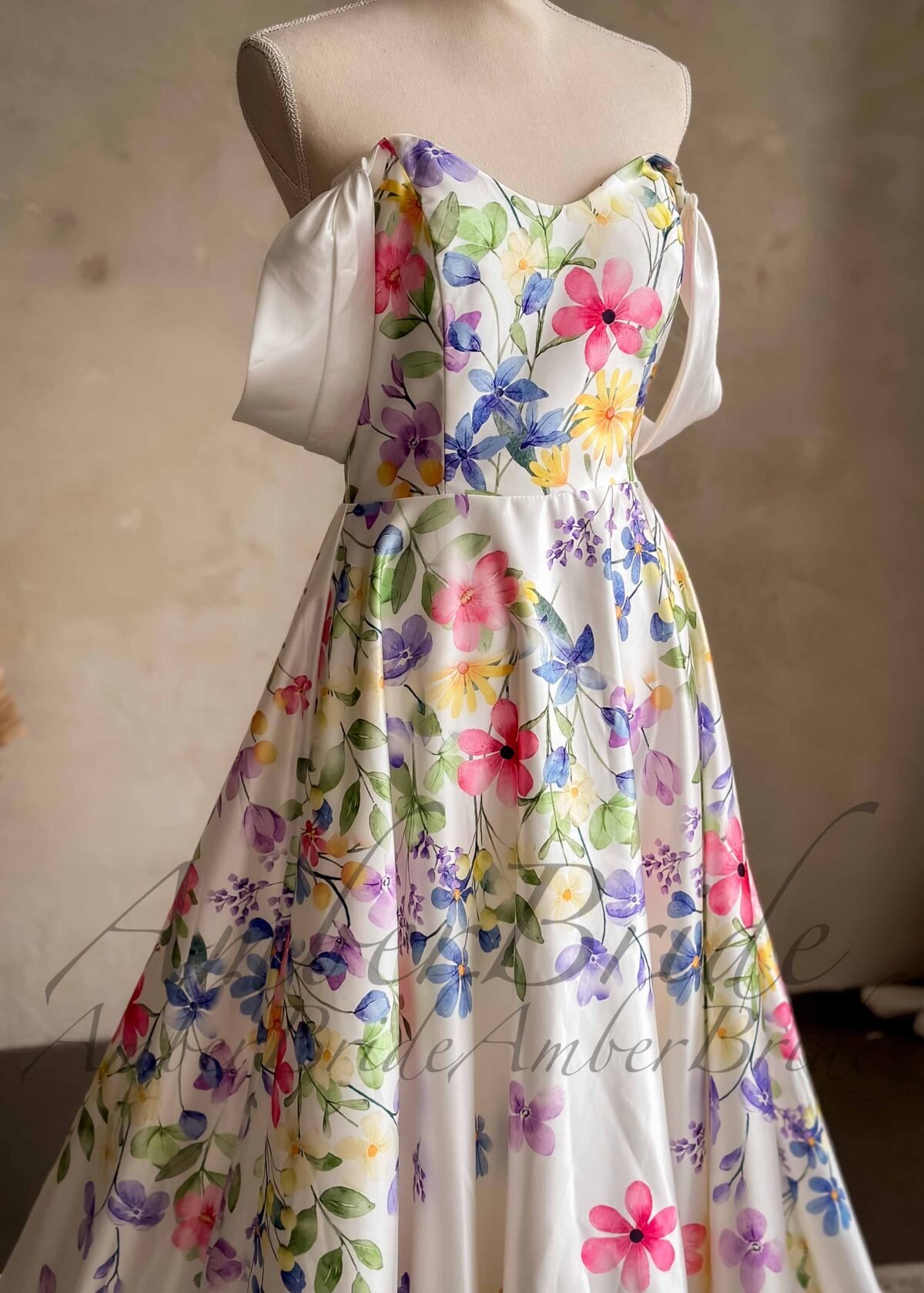 Romantiška vestuvinė suknelė su spalvotomis gėlėmis ir nusegamomis petnešėlėmis - Image 3