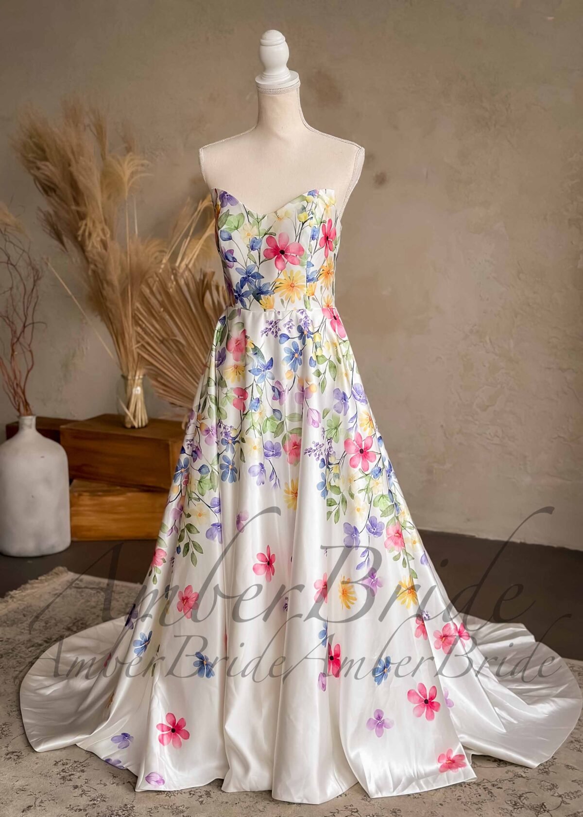 Romantiška vestuvinė suknelė su spalvotomis gėlėmis ir nusegamomis petnešėlėmis - Image 4