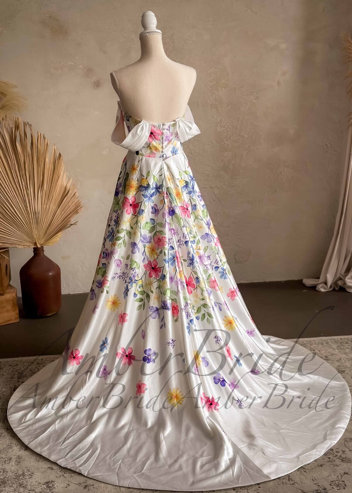 Romantiška vestuvinė suknelė su spalvotomis gėlėmis ir nusegamomis petnešėlėmis - Image 2