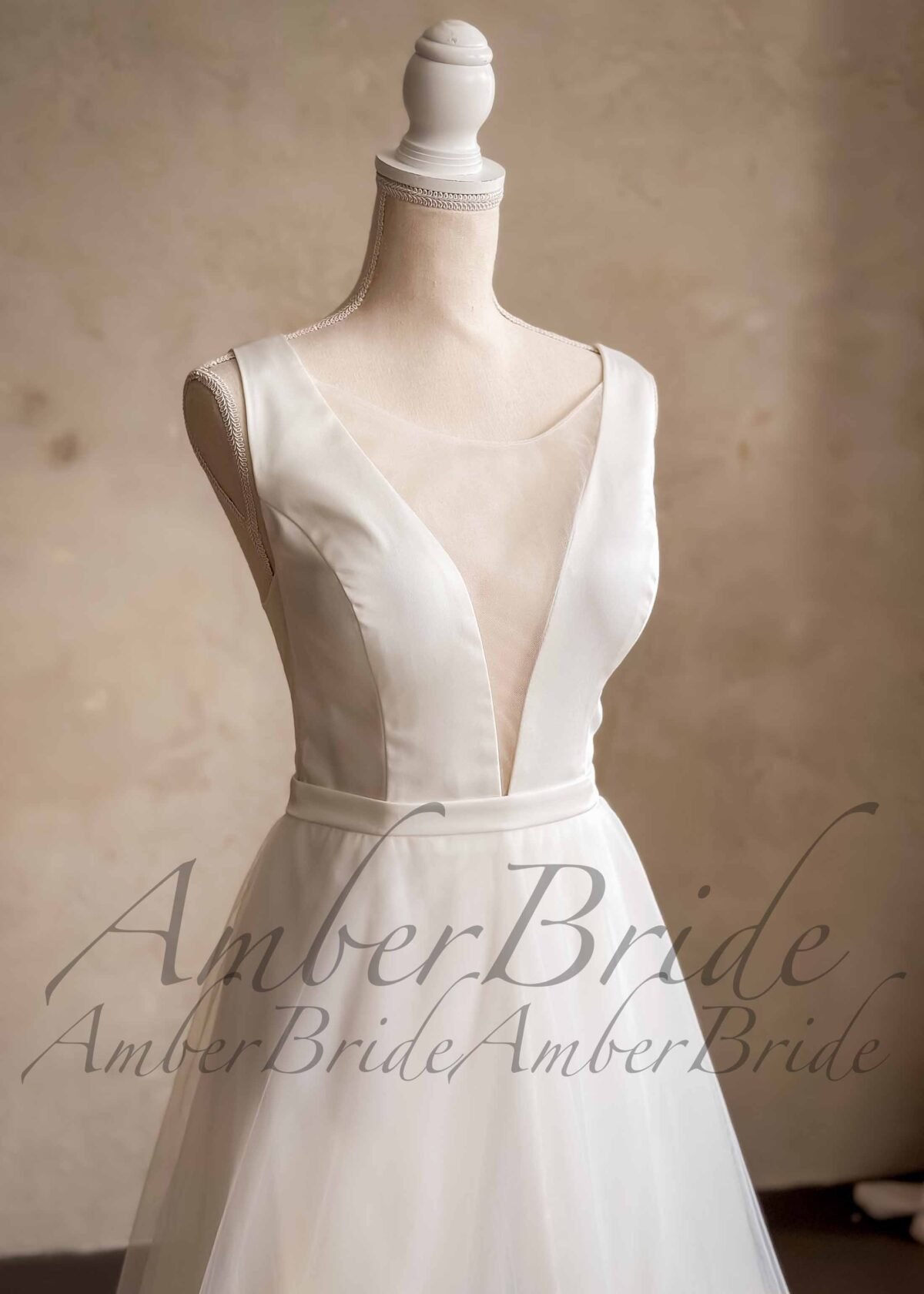 Modernaus dizaino satino vestuvinė suknelė su tulio spalvotomis gėlėmis dekoruotu tulio sijonu - Image 3