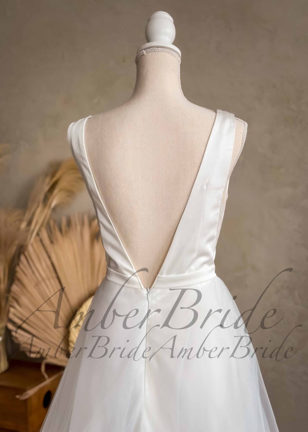 Modernaus dizaino satino vestuvinė suknelė su tulio spalvotomis gėlėmis dekoruotu tulio sijonu - Image 4