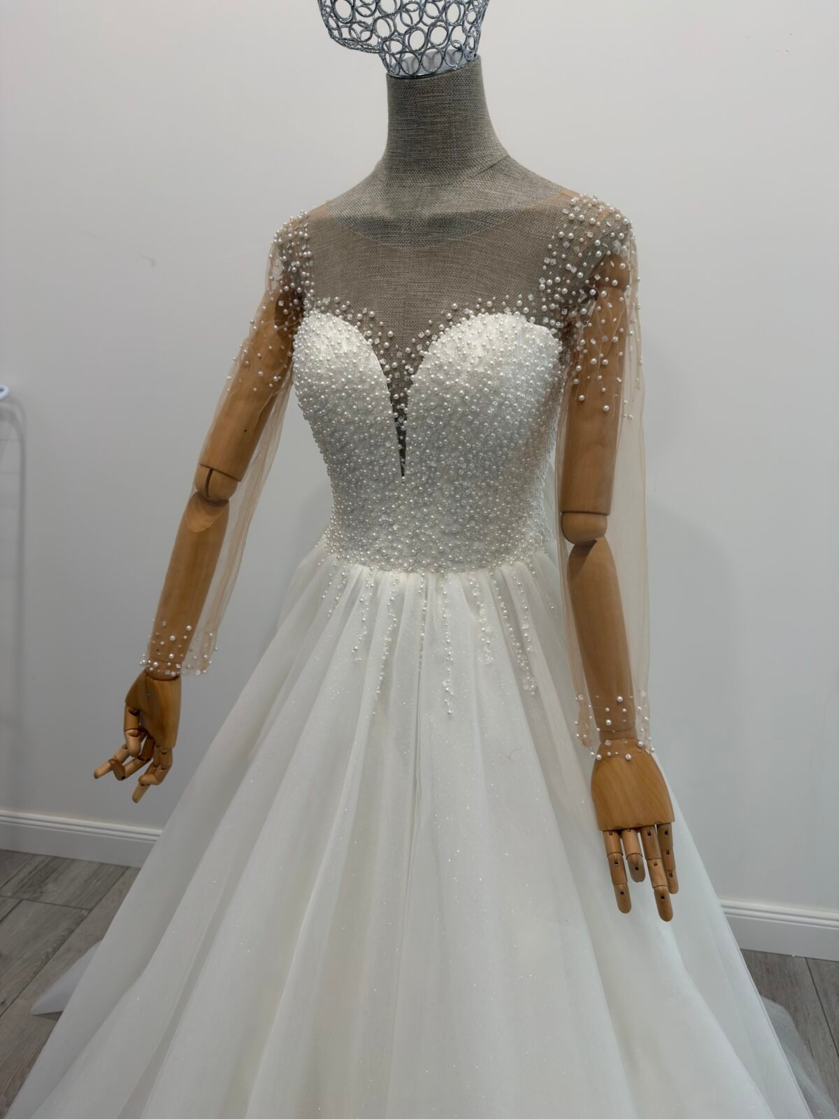 Modernaus dizaino vestuvinė suknelė ilgomis rankovėmis - Image 2