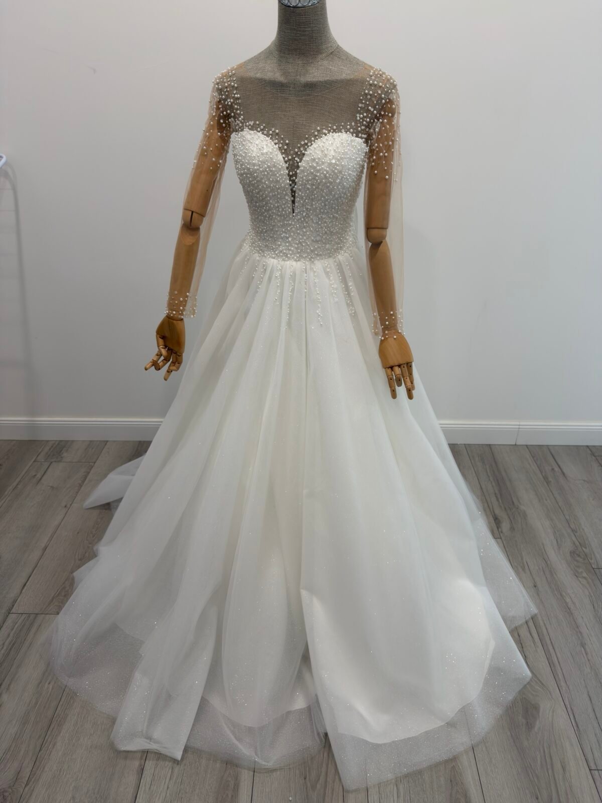 Modernaus dizaino vestuvinė suknelė ilgomis rankovėmis - Image 3