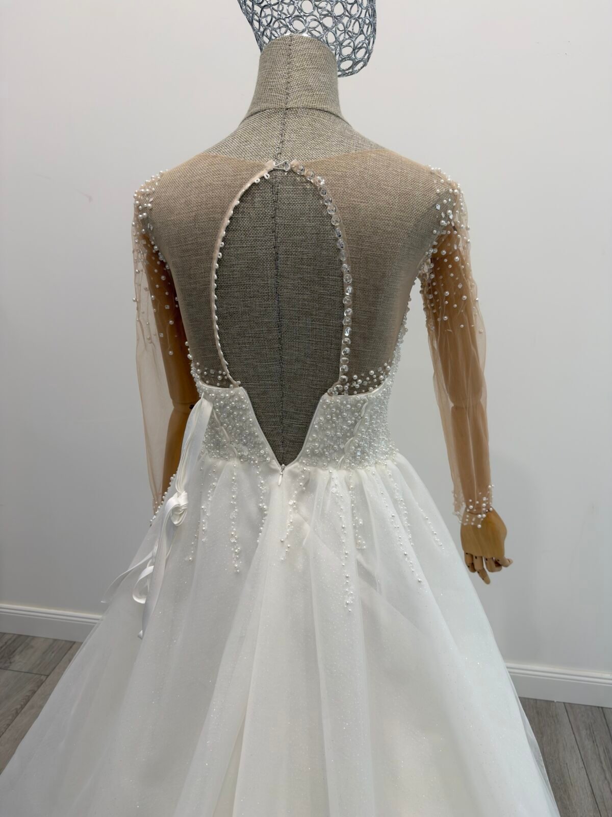 Modernaus dizaino vestuvinė suknelė ilgomis rankovėmis - Image 4