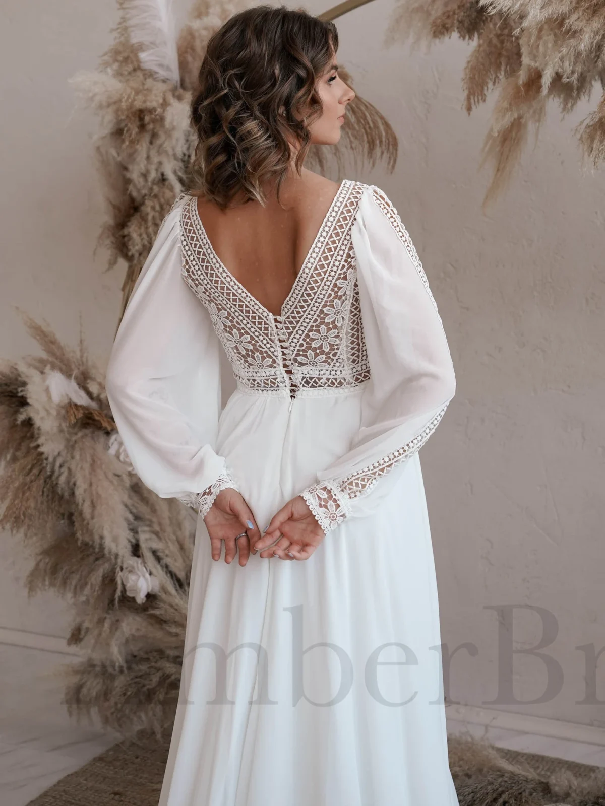 Boho stiliaus vestuvinė suknelė su ilgomis rankovėmis ir nėriniais - Image 3