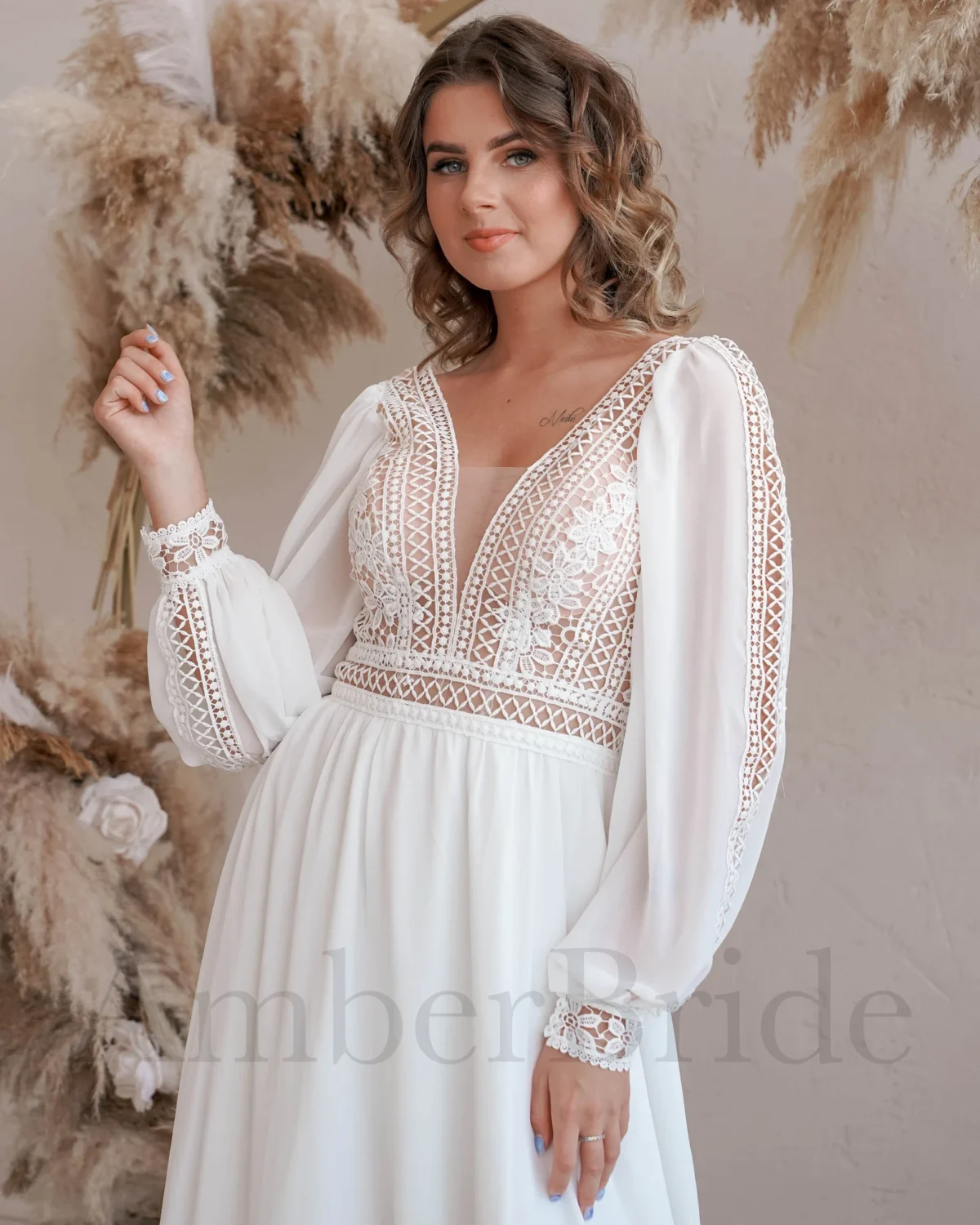 Boho stiliaus vestuvinė suknelė su ilgomis rankovėmis ir nėriniais - Image 4