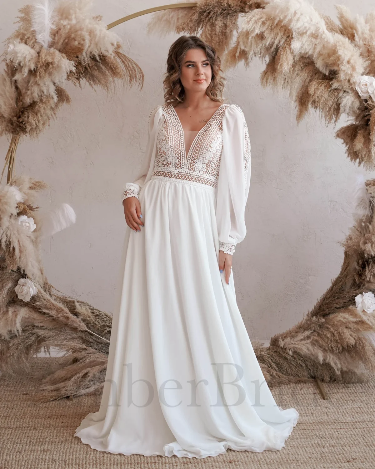 Boho stiliaus vestuvinė suknelė su ilgomis rankovėmis ir nėriniais - Image 2