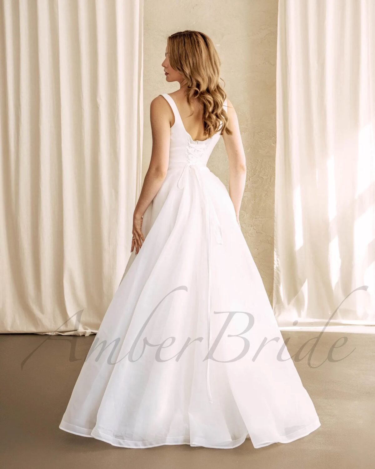 Klasikinė satino vestuvinė suknelė su organzos sijonu ir keturkampe iškirpte - Image 3