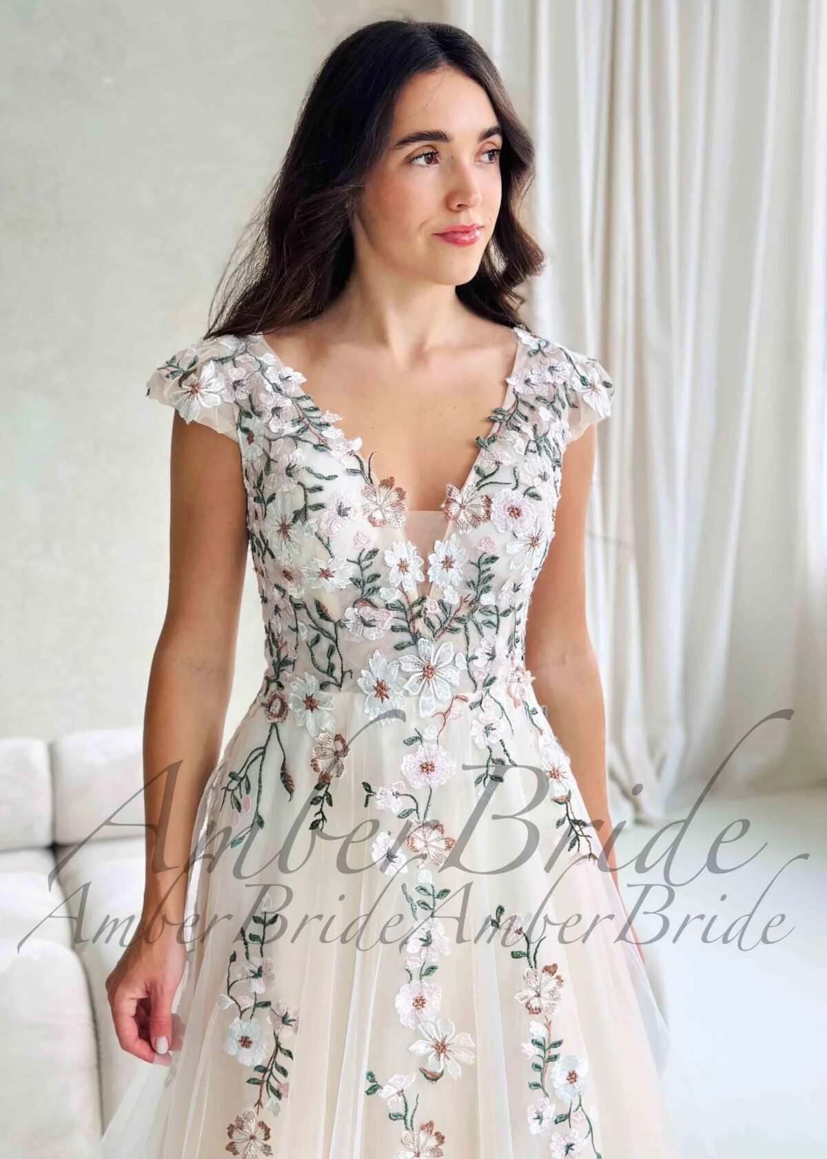 Boho stiliaus tulio vestuvinė suknelė su spalvotomis gėlėmis ir atvira nugara - Image 3