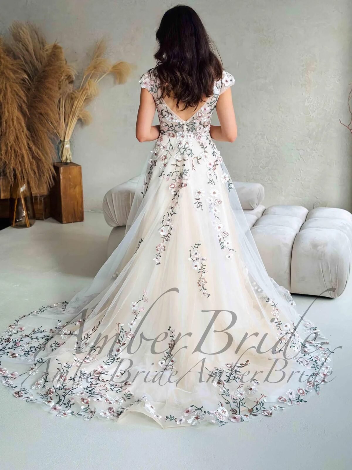 Boho stiliaus tulio vestuvinė suknelė su spalvotomis gėlėmis ir atvira nugara - Image 2