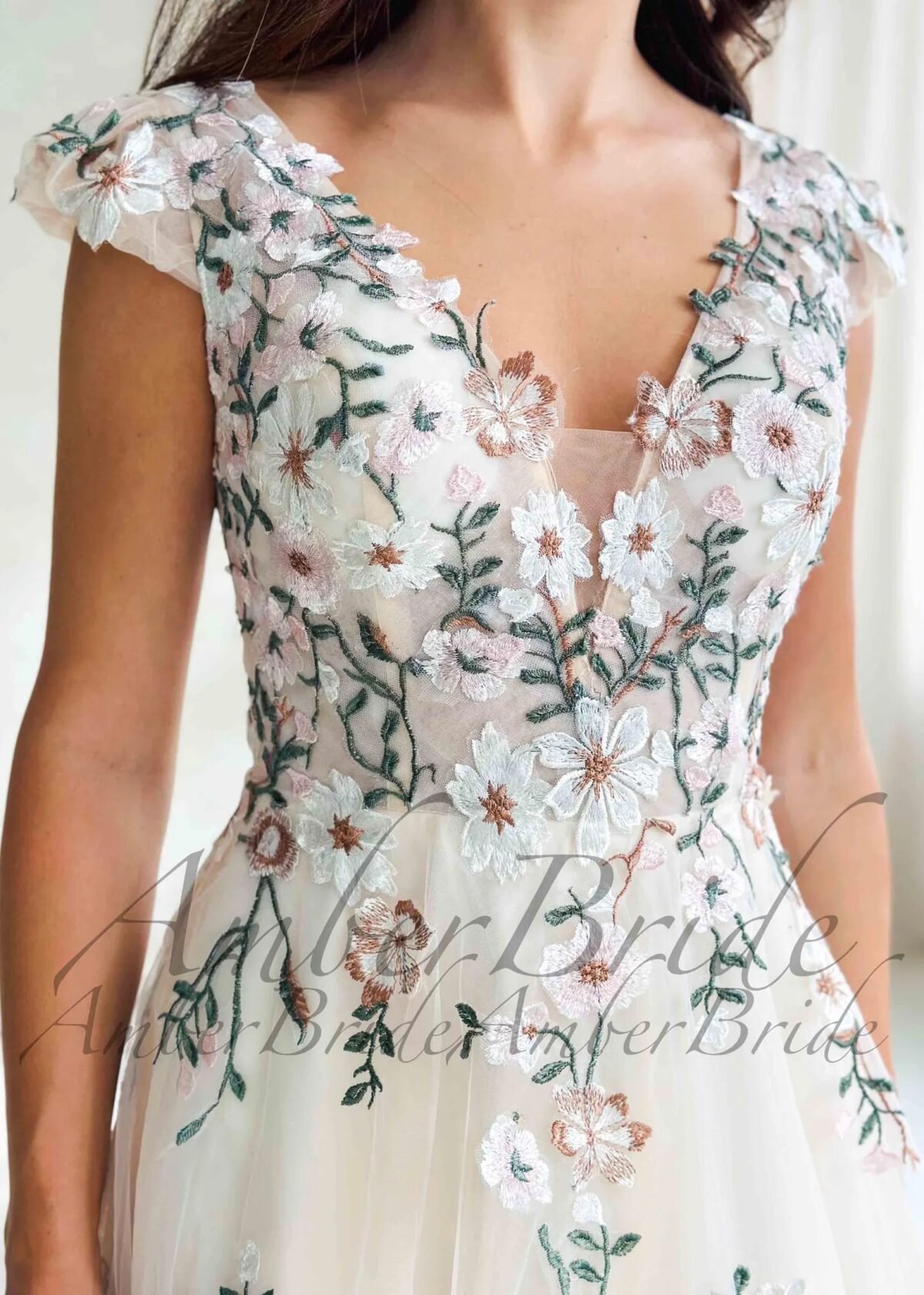 Boho stiliaus tulio vestuvinė suknelė su spalvotomis gėlėmis ir atvira nugara - Image 4