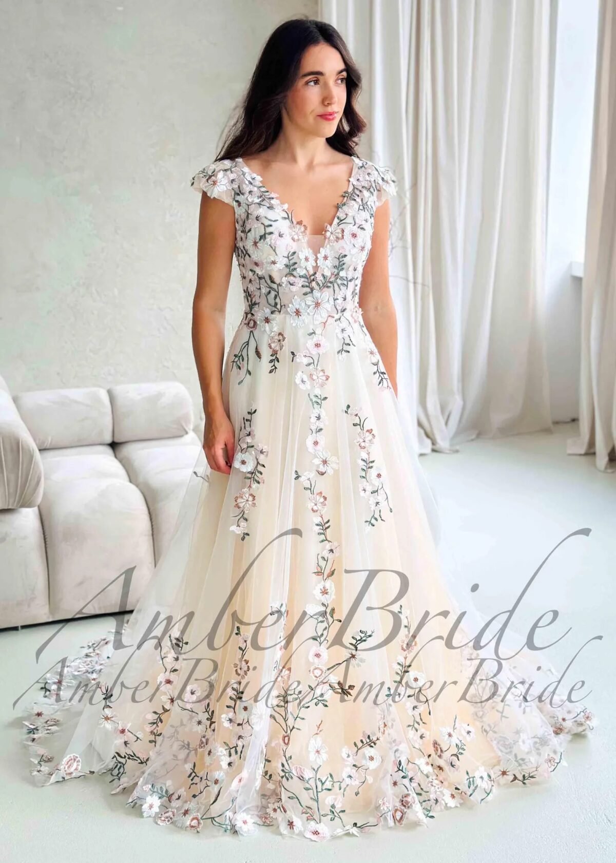 Boho stiliaus tulio vestuvinė suknelė su spalvotomis gėlėmis ir atvira nugara - Image 6