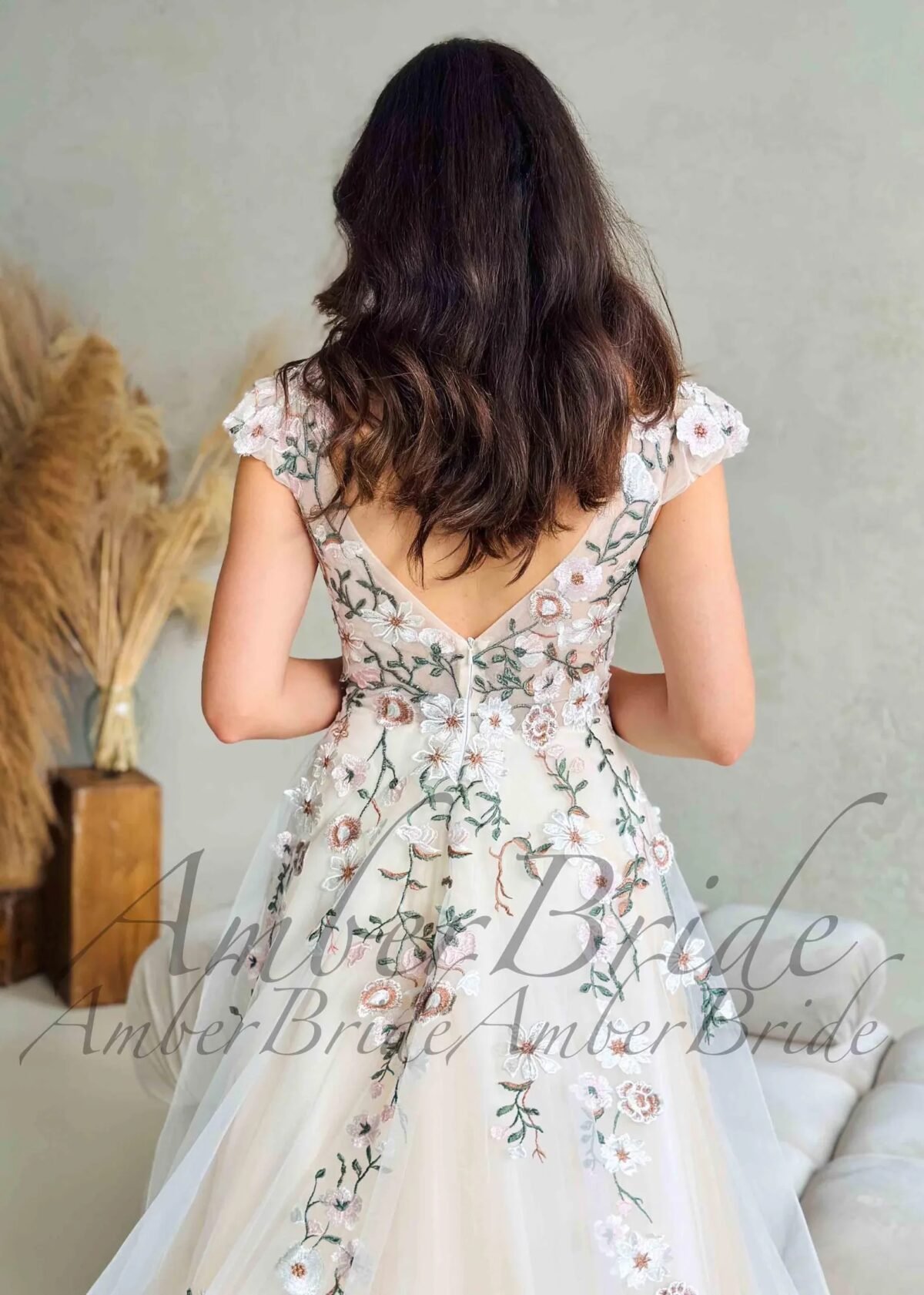 Boho stiliaus tulio vestuvinė suknelė su spalvotomis gėlėmis ir atvira nugara - Image 5